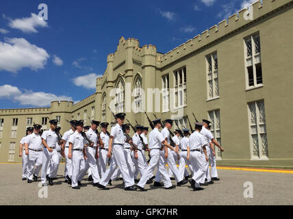 Lexington, USA. 3. Sep, 2016. Kadetten an eine Trainingseinheit am Virginia Military Institute (VMI) in Lexington, USA, 3. September 2016 teilnehmen. VMI ist eine staatlich geförderte Militärschule, eine der ältesten Einrichtungen dieser Art in den USA Mit vielen Schülern einschließlich George Marshall wurde VMI "West Point des Südens" genannt. © Yin Bogu/Xinhua/Alamy Live-Nachrichten Stockfoto