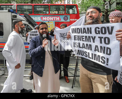 London, UK. 4. September 2016. Image Datei: Islamistische Yazdani Choudary(R), 53, sein jüngerer Bruder im Gefängnis radikale Anjem Choudary(L), hier bei einem islamistischen Protest außerhalb der Indian High Commission auf 05.09.2014 gesehen. Mohammed Shamsuddin spricht (Mitte) Credit: Guy Corbishley/Alamy Live News Stockfoto