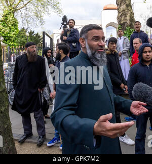 London, UK. 4. September 2016. Image Datei: Islamistische Yazdani Choudary(background left), 53, älterer Bruder von gefangengesetzt radikale Anjem Choudary(right), gesehen hier bei einer islamistischen Protest außerhalb Regents Park Moschee 18.04.2014 Credit: Guy Corbishley/Alamy Live News Stockfoto