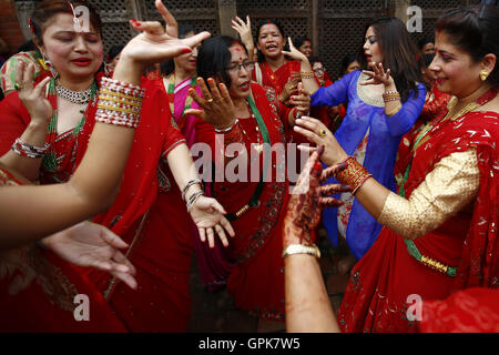 Kathmandu, Nepal. 4. September 2016. Nepalesische Frauen singen und tanzen um das Teej Festival innen Pashupathinath Tempel Prämisse in Kathmandu, Nepal am Sonntag, den 4. September 16 zu feiern. Frauen verheiratet und unverheiratet kommen, ihr Fasten zu feiern, indem Sie Anbetung zu Gott Shiva für Eheglück und Wohlbefinden ihres Ehemanns durch beten, singen und tanzen. © Skanda Gautam/ZUMA Draht/Alamy Live-Nachrichten Stockfoto