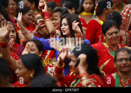 Kathmandu, Nepal. 4. September 2016. Nepalesische Frauen singen und tanzen um das Teej Festival innen Pashupathinath Tempel Prämisse in Kathmandu, Nepal am Sonntag, den 4. September 16 zu feiern. Frauen verheiratet und unverheiratet kommen, ihr Fasten zu feiern, indem Sie Anbetung zu Gott Shiva für Eheglück und Wohlbefinden ihres Ehemanns durch beten, singen und tanzen. © Skanda Gautam/ZUMA Draht/Alamy Live-Nachrichten Stockfoto