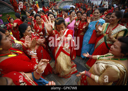 Kathmandu, Nepal. 4. September 2016. Nepalesische Frauen singen und tanzen um das Teej Festival innen Pashupathinath Tempel Prämisse in Kathmandu, Nepal am Sonntag, den 4. September 16 zu feiern. Frauen verheiratet und unverheiratet kommen, ihr Fasten zu feiern, indem Sie Anbetung zu Gott Shiva für Eheglück und Wohlbefinden ihres Ehemanns durch beten, singen und tanzen. © Skanda Gautam/ZUMA Draht/Alamy Live-Nachrichten Stockfoto