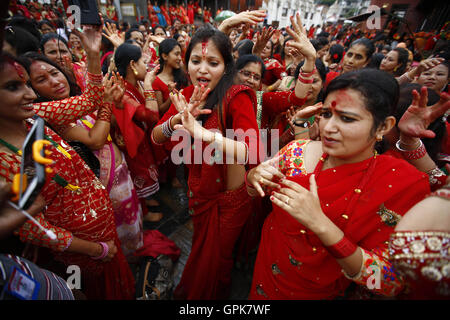 Kathmandu, Nepal. 4. September 2016. Nepalesische Frauen singen und tanzen um das Teej Festival innen Pashupathinath Tempel Prämisse in Kathmandu, Nepal am Sonntag, den 4. September 16 zu feiern. Frauen verheiratet und unverheiratet kommen, ihr Fasten zu feiern, indem Sie Anbetung zu Gott Shiva für Eheglück und Wohlbefinden ihres Ehemanns durch beten, singen und tanzen. © Skanda Gautam/ZUMA Draht/Alamy Live-Nachrichten Stockfoto