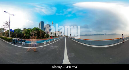 Peking, China. 26. August 2016. Foto aufgenommen am 26. August 2016 zeigt einen Panoramablick über Bürger Ausübung entlang des Qiantang-Flusses in der Binjiang Bezirk Hangzhou, Hauptstadt der ostchinesischen Provinz Zhejiang. © Zhang Cheng/Xinhua/Alamy Live-Nachrichten Stockfoto