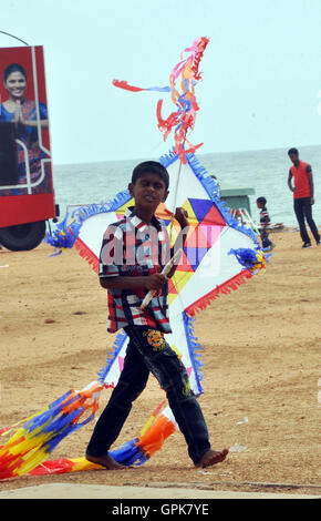 Colombo, Sri Lanka. 3. Sep, 2016. Ein Junge bereitet sich auf seinen Drachen während ein Drachenfest in Colombo, Sri Lanka, 3. September 2016. Das jährliche Drachenfest fand statt in Sri Lankas Hauptstadt am Samstag, wo hunderte dekorierte Drachen wurden im Laufe des Tages geflogen. © Ajith Perera/Xinhua/Alamy Live-Nachrichten Stockfoto