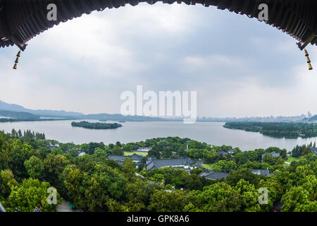 (160904)--HANGZHOU, 4. September 2016 (Xinhua)--The West Lake wird vom Leifeng Pagode in Hangzhou, der ostchinesischen Provinz Zhejiang, 4. September 2016 gesehen.  Die 11. G20-Gipfel am Sonntag in Hangzhou eröffnet. (Xinhua/Xu Yu)  (Zhs) Stockfoto