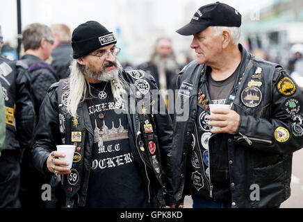 Brighton UK 4. September 2016 - Mitglieder der Battersea-Rocker join the Tausende von Bikern auf der ganzen Welt, die Teilnahme an der jährlichen Ace Cafe Reunion Brighton Burn Up-Veranstaltung am Meer heute. Motorradfahrer und Rocker konvergieren auf Madeira fahren an der Küste jedes Jahr anlässlich der berühmten Ace Cafe in London mit Bands und Hunderte von Verkaufsständen, Erinnerungsstücke Credit: Simon Dack/Alamy Live News Stockfoto