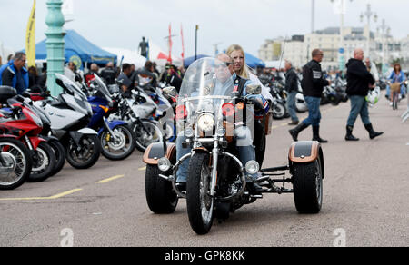 Brighton UK 4. September 2016 - tausende Biker und Rocker aus der ganzen Welt nehmen an der jährlichen Ace Cafe Reunion Brighton Burn Up-Veranstaltung am Meer heute Teil. Motorradfahrer und Rocker konvergieren auf Madeira fahren an der Küste jedes Jahr anlässlich der berühmten Ace Cafe in London mit Bands und Hunderte von Verkaufsständen, Erinnerungsstücke Credit: Simon Dack/Alamy Live News Stockfoto