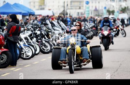 Brighton UK 4. September 2016 - tausende Biker und Rocker aus der ganzen Welt nehmen an der jährlichen Ace Cafe Reunion Brighton Burn Up-Veranstaltung am Meer heute Teil. Motorradfahrer und Rocker konvergieren auf Madeira fahren an der Küste jedes Jahr anlässlich der berühmten Ace Cafe in London mit Bands und Hunderte von Verkaufsständen, Erinnerungsstücke Credit: Simon Dack/Alamy Live News Stockfoto