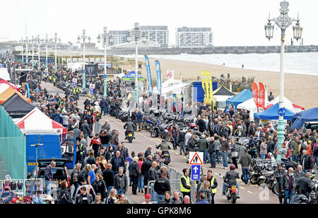 Brighton UK 4. September 2016 - tausende Biker und Rocker aus der ganzen Welt nehmen an der jährlichen Ace Cafe Reunion Brighton Burn Up-Veranstaltung am Meer heute Teil. Motorradfahrer und Rocker konvergieren auf Madeira fahren an der Küste jedes Jahr anlässlich der berühmten Ace Cafe in London mit Bands und Hunderte von Verkaufsständen, Erinnerungsstücke Credit: Simon Dack/Alamy Live News Stockfoto