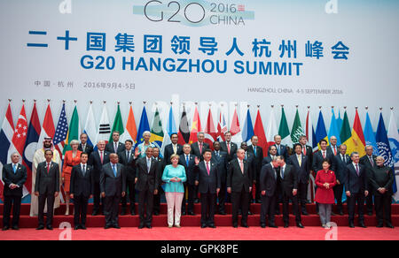 Die Staatschefs der G20-Staaten posieren für ein Gruppenfoto auf dem G20-Gipfel in Hangzhou, China, 4. September 2016. Die Gruppe von 19 führenden industriellen und neu industrialisierten Nationen sowie der Europäischen Union (G20) tritt zwischen dem 4. und 5. September 2016 in der östlichen chinesischen Stadt Hangzhou. Foto: BERND VON JUTRCZENKA/dpa Stockfoto