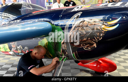 Ein Techniker, Vorbereitung des Geräts von Petr Kopfstein für den Start bei der Red Bull Air Race am Lausitzring in Klettwitz, Deutschland, 4. September 2016. Foto: BERND SETTNIK/dpa Stockfoto