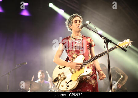 Larmer Baum Gärten, Dorset, UK. 3. September 2016. Ezra Furman und die Freunde, die Durchführung auf der Garten-Bühne am Tag 3 der Ende 2016 Road Festival in Larmer Baum Gärten in Dorset. Bild Datum: Samstag, 3. September 2016. Bildnachweis: Roger Garfield/Alamy Live News Stockfoto