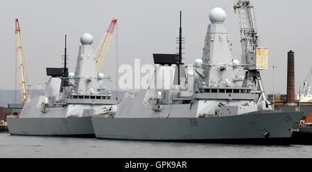 AJAXNETPHOTO. Portsmouth, Großbritannien. August 2016. Die Type 45 Destroyer HMS Diamond (D34), eines der modernsten Kriegsschiffe der Royal Navy, das östlich des Schwesterschiffs HMS Daring (D32) an der Marinestützpunkt vertäut ist, soll im Mittelmeer eingesetzt werden, um Menschenschmuggler vor der libyschen Küste zu bekämpfen. Foto: JONATHAN EASTLAND/Ajax/Alamy Live News REF:D162508 6043 Stockfoto