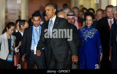 US Präsident Barack Obama für ein Gruppenfoto auf dem G20-Gipfel in Hangzhou, China, 4. September 2016 ankommen. Die Gruppe von 19 führenden industriellen und neu industrialisierten Nationen sowie der Europäischen Union (G20) tritt zwischen dem 4. und 5. September 2016 in der östlichen chinesischen Stadt Hangzhou. Foto: BERND VON JUTRCZENKA/dpa Stockfoto