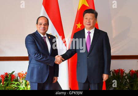 Hangzhou, Hangzhou, China. 4. September 2016. Chinesischen Staatspräsidenten Xi Jinping schüttelt Hände mit Ägyptens Präsident Abdel Fattah al-Sisi während des G20-Gipfels in Hangzhou, Zhejiang Provinz, China 4. September 2016 © ägyptische Präsident Büro/APA Bilder/ZUMA Draht/Alamy Live News Stockfoto