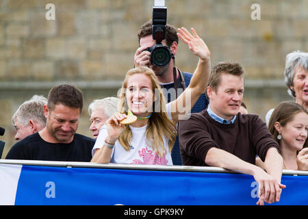 Penzance, Cornwall, UK. 04. September 2016. Menschenmengen säumen die Straßen ihrer Heimatstadt Ruderer HELEN GLOVER auf ihre zweite Goldmedaille gratulieren. Verlobter STEVE BACKSHALL sitzt mit ihr in blitzen hinter Front und nimmt ein Selbstporträt. Bildnachweis: Mike Newman/Alamy Live-Nachrichten Stockfoto
