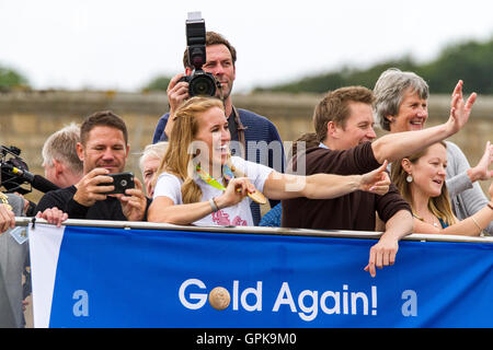 Penzance, Cornwall, UK. 04. September 2016. Menschenmengen säumen die Straßen ihrer Heimatstadt Ruderer HELEN GLOVER auf ihre zweite Goldmedaille gratulieren. Verlobter STEVE BACKSHALL sitzt mit ihr in blitzen hinter Front und nimmt ein Selbstporträt. Bildnachweis: Mike Newman/Alamy Live-Nachrichten Stockfoto