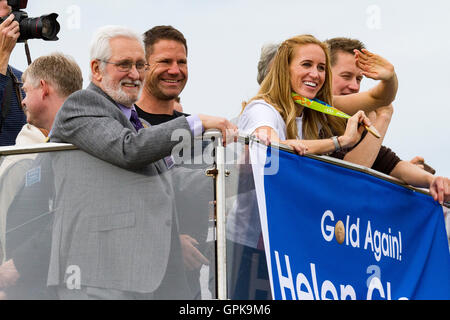 Penzance, Cornwall, UK. 04. September 2016. Menschenmengen säumen die Straßen ihrer Heimatstadt Ruderer HELEN GLOVER auf ihre zweite Goldmedaille gratulieren. Verlobter STEVE BACKSHALL sitzt mit ihr in blitzen hinter Front und nimmt ein Selbstporträt. Bildnachweis: Mike Newman/Alamy Live-Nachrichten Stockfoto