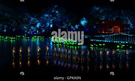 (160904)--HANGZHOU, 4. September 2016 (Xinhua)--Künstler tanzen während eines Gala-Abend des G20-Gipfels in die szenische Zone der Westsee in Hangzhou, Hauptstadt der ostchinesischen Provinz Zhejiang, 4. September 2016.  (Xinhua/Zhang Duo) (Mcg) Stockfoto