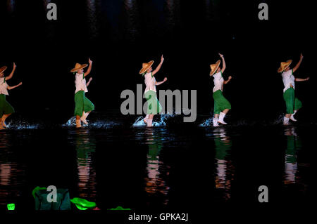 (160904)--HANGZHOU, 4. September 2016 (Xinhua)--Künstler tanzen während eines Gala-Abend des G20-Gipfels in die szenische Zone der Westsee in Hangzhou, Hauptstadt der ostchinesischen Provinz Zhejiang, 4. September 2016.  (Xinhua/Wang Jianhua) (Mcg) Stockfoto