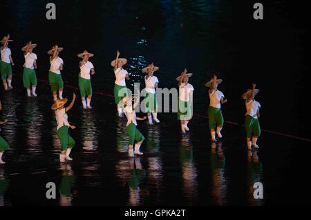 (160904)--HANGZHOU, 4. September 2016 (Xinhua)--Künstler tanzen während eines Gala-Abend des G20-Gipfels in die szenische Zone der Westsee in Hangzhou, Hauptstadt der ostchinesischen Provinz Zhejiang, 4. September 2016. (Xinhua/Wang Jianhua) (Mcg) Stockfoto