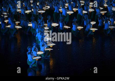 (160904)--HANGZHOU, 4. September 2016 (Xinhua)--Künstler tanzen während eines Gala-Abend des G20-Gipfels in die szenische Zone der Westsee in Hangzhou, Hauptstadt der ostchinesischen Provinz Zhejiang, 4. September 2016. (Xinhua/Wang Jianhua) (Mcg) Stockfoto