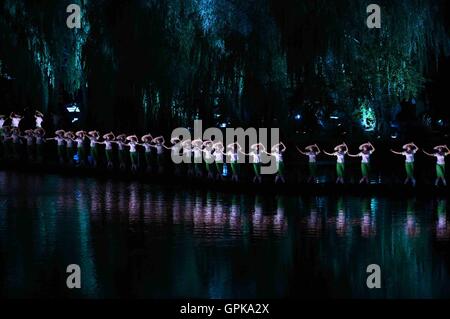 (160904)--HANGZHOU, 4. September 2016 (Xinhua)--Künstler tanzen während eines Gala-Abend des G20-Gipfels in die szenische Zone der Westsee in Hangzhou, Hauptstadt der ostchinesischen Provinz Zhejiang, 4. September 2016. (Xinhua/Wang Jianhua) (Mcg) Stockfoto