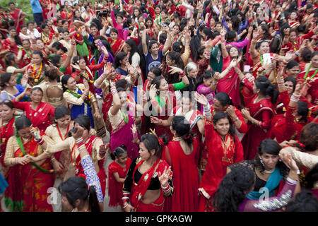 Kathmandu, Nepal. 4. September 2016. Hindu-Frauen tanzen in Pashupatinath Tempel während der Teej Festival in Kathmandu, Hauptstadt von Nepal, am 4. September 2016. Während des Festivals verheiratete Frauen Fasten und beten für gute Gesundheit und Langlebigkeit ihrer Ehemänner während unverheiratete Frauen beten für gesunde und schöne Männer zu heiraten. Bildnachweis: Pratap Thapa/Xinhua/Alamy Live-Nachrichten Stockfoto