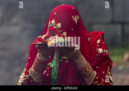 Kathmandu, Nepal. 4. September 2016. Eine Hindu-Frau bietet Gebete in Pashupatinath Tempel während der Teej Festival in Kathmandu, Hauptstadt von Nepal, am 4. September 2016. Während des Festivals verheiratete Frauen Fasten und beten für gute Gesundheit und Langlebigkeit ihrer Ehemänner während unverheiratete Frauen beten für gesunde und schöne Männer zu heiraten. Bildnachweis: Pratap Thapa/Xinhua/Alamy Live-Nachrichten Stockfoto