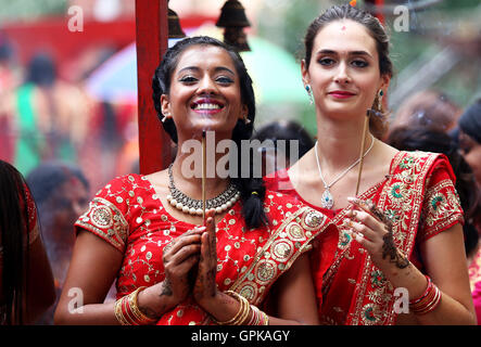 Kathmandu, Nepal. 4. September 2016. Frauen beten bei Shiva-Tempel während das Teej-fest am Hanumandhoka Durbar Square in Kathmandu, Hauptstadt von Nepal, am 4. September 2016. Während des Festivals verheiratete Frauen Fasten und beten für gute Gesundheit und Langlebigkeit ihrer Ehemänner während unverheiratete Frauen beten für gesunde und schöne Männer zu heiraten. Bildnachweis: Sunil Sharma/Xinhua/Alamy Live-Nachrichten Stockfoto