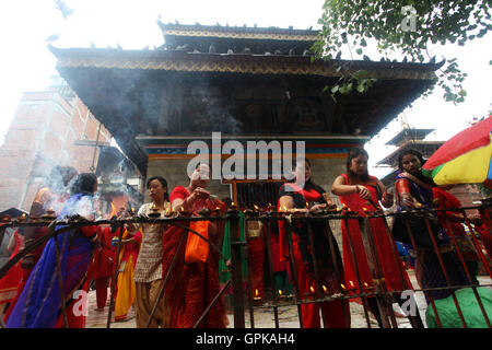 Kathmandu, Nepal. 4. September 2016. Frauen beten bei Shiva-Tempel während das Teej-fest am Hanumandhoka Durbar Square in Kathmandu, Hauptstadt von Nepal, am 4. September 2016. Während des Festivals verheiratete Frauen Fasten und beten für gute Gesundheit und Langlebigkeit ihrer Ehemänner während unverheiratete Frauen beten für gesunde und schöne Männer zu heiraten. Bildnachweis: Sunil Sharma/Xinhua/Alamy Live-Nachrichten Stockfoto