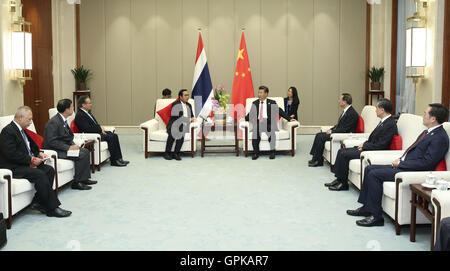 (160904)--HANGZHOU, 4. September 2016 (Xinhua)--chinesischen Staatspräsidenten Xi Jinping trifft sich mit thailändische Premierminister Prayuth Chan-Ocha in Hangzhou, Hauptstadt der ostchinesischen Provinz Zhejiang, 4. September 2016. (Xinhua/Pang Xinglei) (Mcg) Stockfoto