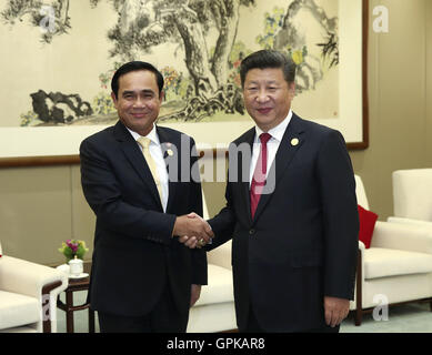 (160904)--HANGZHOU, 4. September 2016 (Xinhua)--Chinese President Xi Jinping (R) trifft mit thailändische Premierminister Prayuth Chan-Ocha in Hangzhou, Hauptstadt der ostchinesischen Provinz Zhejiang, 4. September 2016. (Xinhua/Pang Xinglei) (Mcg) Stockfoto