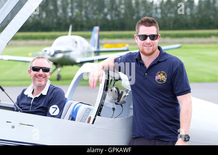 Shobdon Flugplatz, Herefordshire, UK - September 2016 - Dominic Crossan (Pilot auf rechten Seite) und Roger Scholes (Navigator links) feiern gewinnen diesjährigen King Cup Luftrennen vor ihre Vans RV-6 Flugzeuge. Das Air Race ist im Besitz der Royal Aero Club und arbeitet auf einer Handicap-Basis mit einer Vielzahl von Flugzeugen des Typs Rennen rund um Pylonen in der Nähe von Shobdon Flugplatz. Des Königs Cup Luftrennen wurde initiiert von König George V und 1922 zum ersten Mal statt. Stockfoto