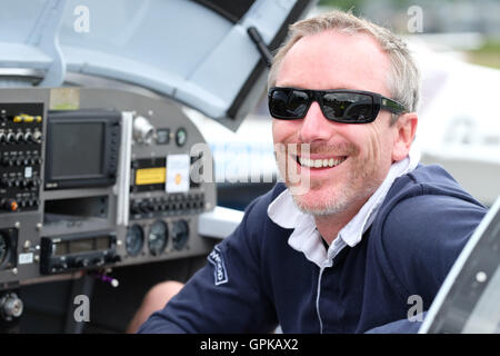 Shobdon Flugplatz, Herefordshire, UK - September 2016 - Roger Scholes (Navigator) feiert gewinnen diesjährigen King Cup Luftrennen in seine Vans RV-6 Flugzeuge, die von Dominic Crossan erprobt wurde. Scholes war der siegreiche Pilot des gleichen Ereignisses im Jahr 2015. Das Air Race ist im Besitz der Royal Aero Club und arbeitet auf einer Handicap-Basis mit einer Vielzahl von Flugzeugen des Typs Rennen rund um Pylonen in der Nähe von Shobdon Flugplatz. Des Königs Cup Luftrennen wurde initiiert von König George V und 1922 zum ersten Mal statt. Stockfoto