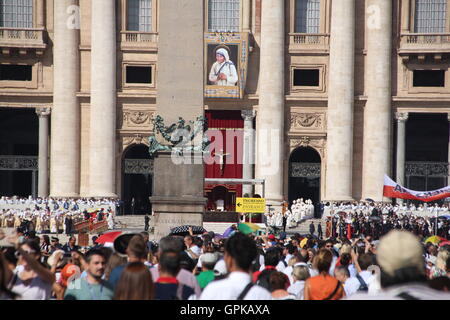 Rom, Italien. 4. September 2016. Pilger aus der ganzen Welt versammeln sich im Vatikan anlässlich der Heiligsprechung von Mutter Teresa von Kalkutta Credit: Gari Wyn Williams/Alamy Live News Stockfoto