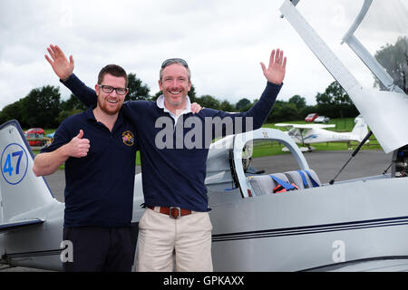 Shobdon Flugplatz, Herefordshire, UK - September 2016 - Dominic Crossan (Pilot auf linken Seite) und Roger Scholes (Navigator rechts) feiern gewinnen diesjährigen King Cup Luftrennen vor ihre Vans RV-6 Flugzeuge. Das Air Race ist im Besitz der Royal Aero Club und arbeitet auf einer Handicap-Basis mit einer Vielzahl von Flugzeugen des Typs Rennen rund um Pylonen in der Nähe von Shobdon Flugplatz. Des Königs Cup Luftrennen wurde initiiert von König George V und 1922 zum ersten Mal statt. Stockfoto