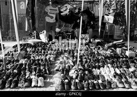 Belgrad, Serbien. 4. September 2016. Schuhe-Verkäufer verkauft Schuhe Ona Zemun Flohmarkt. Milos Bojovici/Alamy Live-Nachrichten Stockfoto