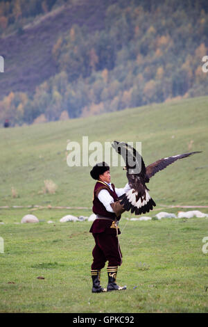 Eine traditionelle Sportler Jagd mit einem ausgebildeten Golden Eagle auf Jailoo Kyrchyn an den 2016 Welt Nomad Spiele in Kirgisistan. Stockfoto