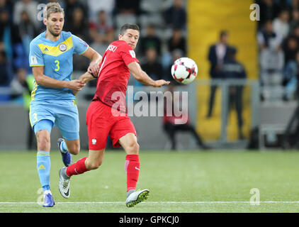 Astana, Kasachstan. 4. September 2016. Aleksandr Kislitsyn (KAZ), Robert Lewandowski (POL), Kasachstan gegen Polen, FIFA WM 2018 Qualifikation. Das Spiel endete mit einem 2: 2 Remis Credit: Action Plus Sport Bilder/Alamy Live News Stockfoto