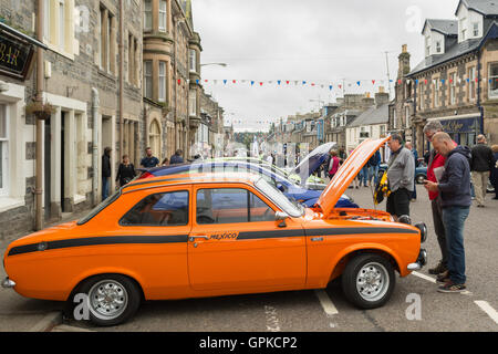 Grantown auf Spey, Schottisches Hochland - 4. September 2016: Einheimische, Besucher und Aussteller der Liebe Oldtimer bei Motormania Auto-Show in den schottischen Highlands zu teilen.  Die Show ist eine jährliche Veranstaltung mit Hunderten von Exponaten säumen die Straßen im Zentrum von Highland Stadt Grantown auf Spey-Credit: Kay Roxby/Alamy Live News Stockfoto