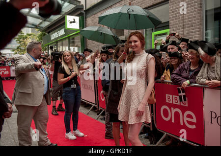 St Austell, Cornwall, Großbritannien. September 2016. POLDARK SERIE 2 PREMIER. Aidan Turner und Eleanor Tomlinson bei der Premiere der Hitserie von BBC ONE of Poldark im White River Cinema, St Austell, Cornwall, 4. September 2016. Kredit: MPAK/Alamy Live Nachrichten Stockfoto