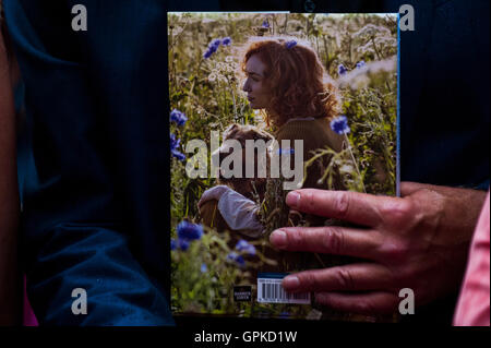 St Austell, Cornwall, Großbritannien. September 2016. POLDARK SERIE 2 PREMIER. Aidan Turner und Eleanor Tomlinson bei der Premiere der Hitserie von BBC ONE of Poldark im White River Cinema, St Austell, Cornwall, 4. September 2016. Kredit: MPAK/Alamy Live Nachrichten Stockfoto