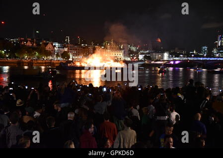 London, UK. 4. September 2016. Brand von London 350. Jahrestag.  Feuer auf der Themse Kredit: Stefano Padoan/Alamy Live News Stockfoto