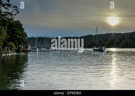 Bowness Bay Lake Windermere Marina, Bowness-on-Windermere, Cumbria, 4. September 2016, die Sonne steht tief am Himmel über Lake Windermere Credit: David Billinge/Alamy Live News Stockfoto