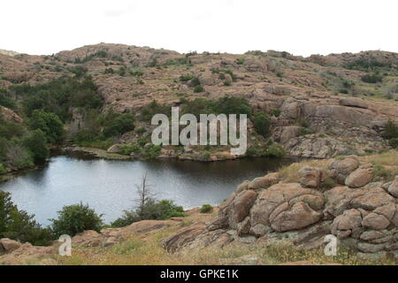 Lawton, Oklahoma, USA. 8. Sep, 2016. Die Felsformationen in der Charon Wildnis sind sind ein Liebling für Bergsteiger und Wanderer. Gegründet 1901, Wichita Mountains Wildlife Refuge, ist einer der mehr als 556 Schutzhütten in den Vereinigten Staaten verwaltet. Refugio 59.020 Hektar beherbergt ein seltenes Stück aus der Vergangenheit. Die Schutzhütte bietet Lebensraum für große native weidenden Tiere wie Bisons, Rocky Mountain Elche und Weißwedelhirsche. Texas Longhorn Rindern teilen auch Zuflucht Weideflächen als kulturelles und historisches Erbe Spezies. Wenn Präsident Teddy Roosevelt wollte th wieder einführen Stockfoto