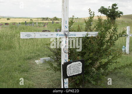 Lawton, Oklahoma, USA. 8. Sep, 2016. Handgemachte hölzerne Kreuze markieren die Gräber in einem alten indianischen Friedhof in der Nähe von Wichita Mountains Wildlife Refuge. Die Hütte befindet sich im südwestlichen Oklahoma in der Nähe von Lawton, entstand im Jahre 1901. Im Jahre 1907 transportiert die American Bison Society 15 Bison, sechs Stiere und neun Kühe aus dem New York Zoological Park bis zur Schutzhütte. Zu diesem Zeitpunkt hatte Bison ausgestorben in den südlichen Great Plains seit 30 Jahren. Die Bison Herde jetzt zahlen etwa 650 auf der Hütte. Späteren Longhorn steuert und Elch befanden sich dort. Es ist die älteste verwalteten Tierwelt-Anlage in t Stockfoto