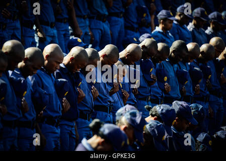 Pretoria, The South African Police Service (SAPS) veranstaltet eine jährliche Gedenkfeier hier am Sonntag zu Ehren von 40 SAPS-Mitglieder, die in Ausübung ihrer Pflicht aus ihr Leben verloren? Der 1. April. 31. März 2016. Kadetten stehen in Stille während der Gedenkfeier für 40 verstorbenen Polizisten in Pretoria, Südafrika, 4. September 2016. Die South African Police Service (SAPS) veranstaltet eine jährliche Gedenkfeier hier am Sonntag zu Ehren von 40 SAPS-Mitglieder, die in Ausübung ihrer Pflicht aus ihr Leben verloren? 1. April 2015 bis 31 31. März 2016. © Zhai Jianlan/Xinhua/Alamy Live-Nachrichten Stockfoto