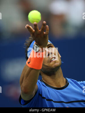 New York, USA. 4. September 2016. Rafael Nadal aus Spanien dient dazu, Lucas Pouille von Frankreich in eine Herren Einzel vierten Vorrundenspiel am 2016 US Open in New York, Vereinigte Staaten, 4. September 2016. Nadal verlor das Match 2-3. Bildnachweis: Qin Lang/Xinhua/Alamy Live-Nachrichten Stockfoto
